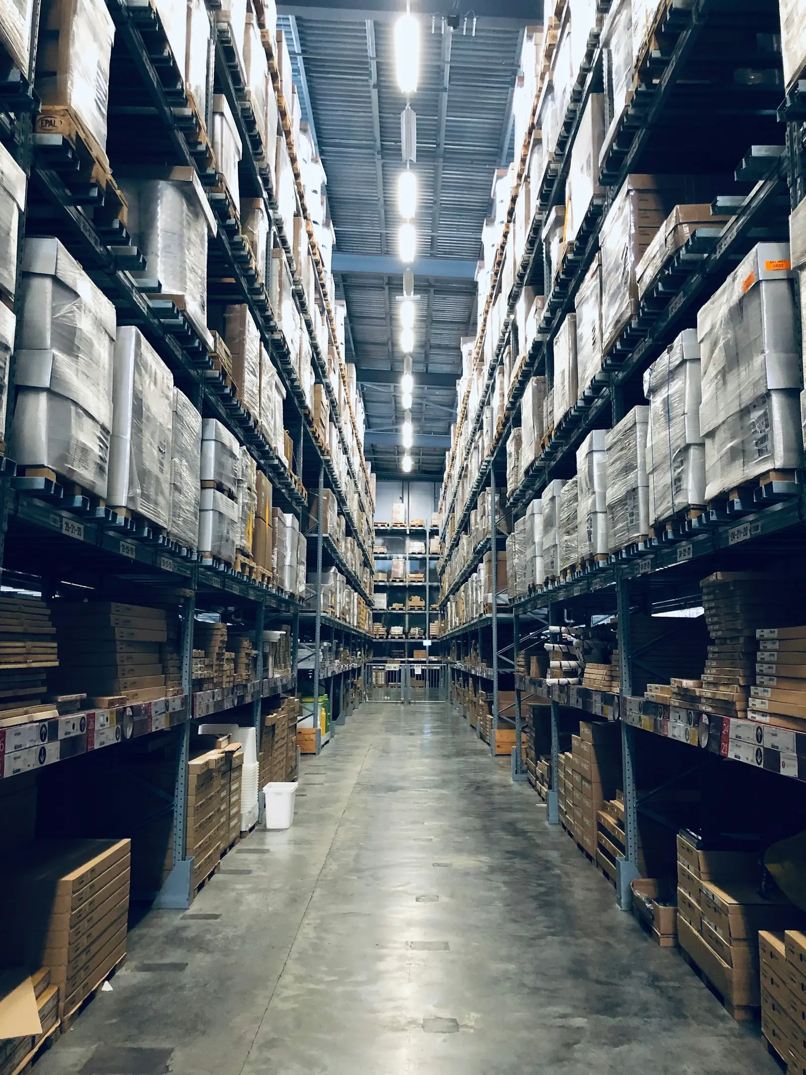 Pasillo de almacén con racks de mercancía