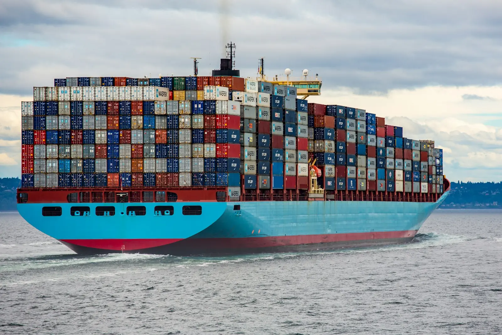 Buque portacontenedores navegando cargado de contenedores