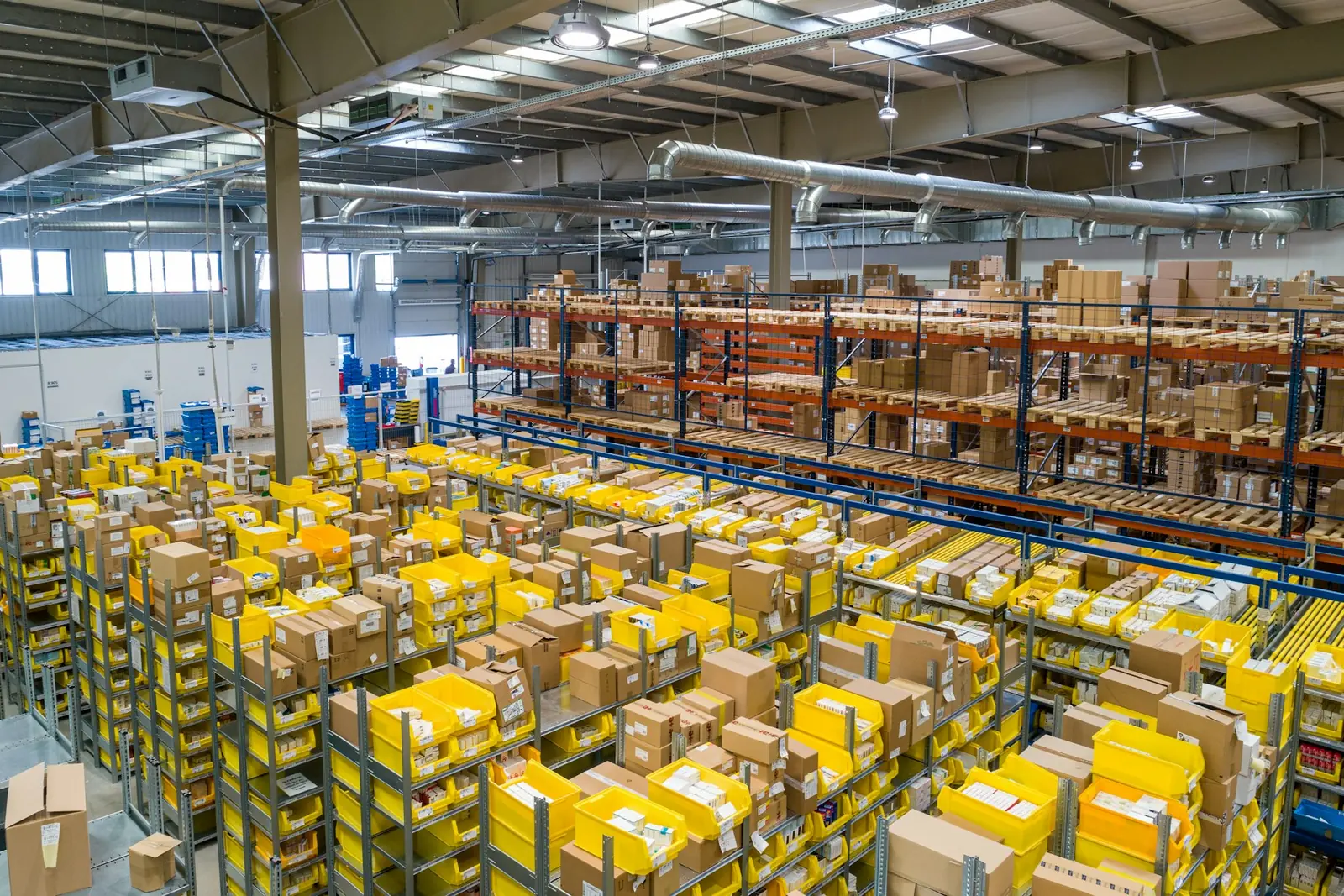 Centro de distribución con racks y contenedores de picking