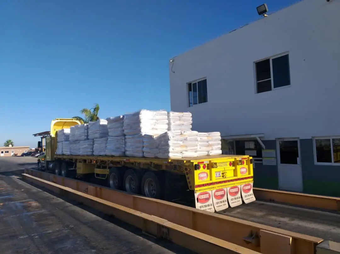 Unidad de la flota propia de AQL Logistics en báscula de pesaje