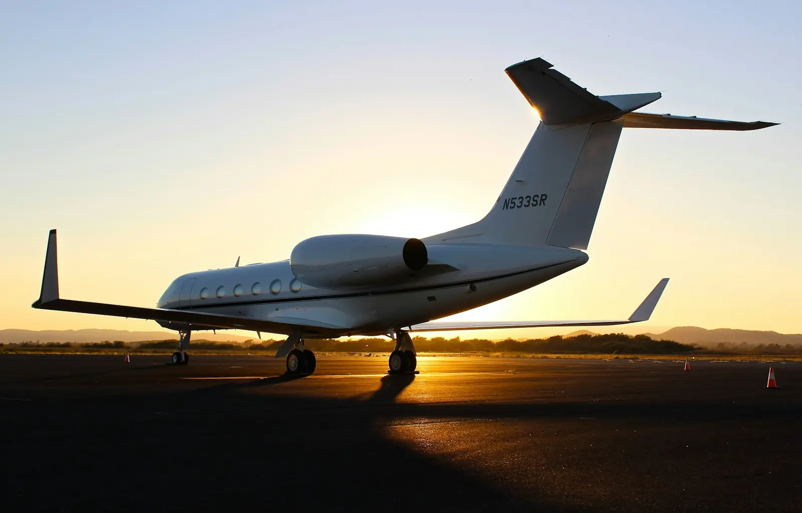 Jet para vuelos chárter en pista al atardecer