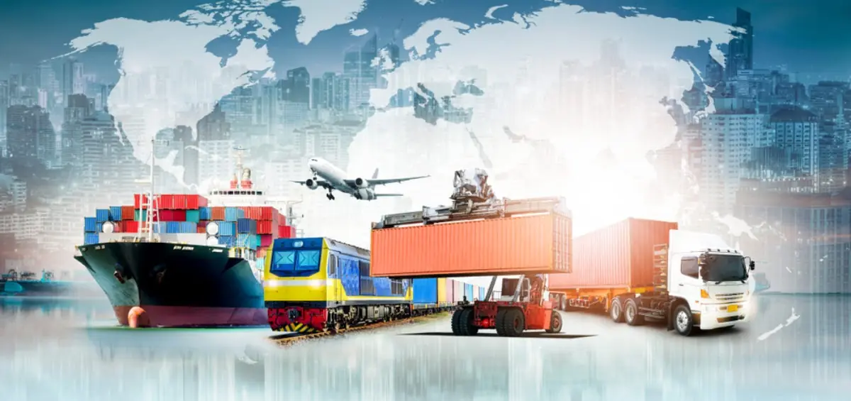 Logística multimodal: buque, tren, avión, montacargas y tractocamión con contenedores