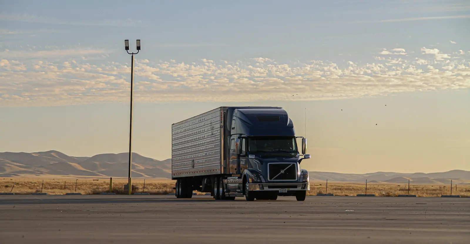 Tractocamión con caja seca en carretera del norte de México